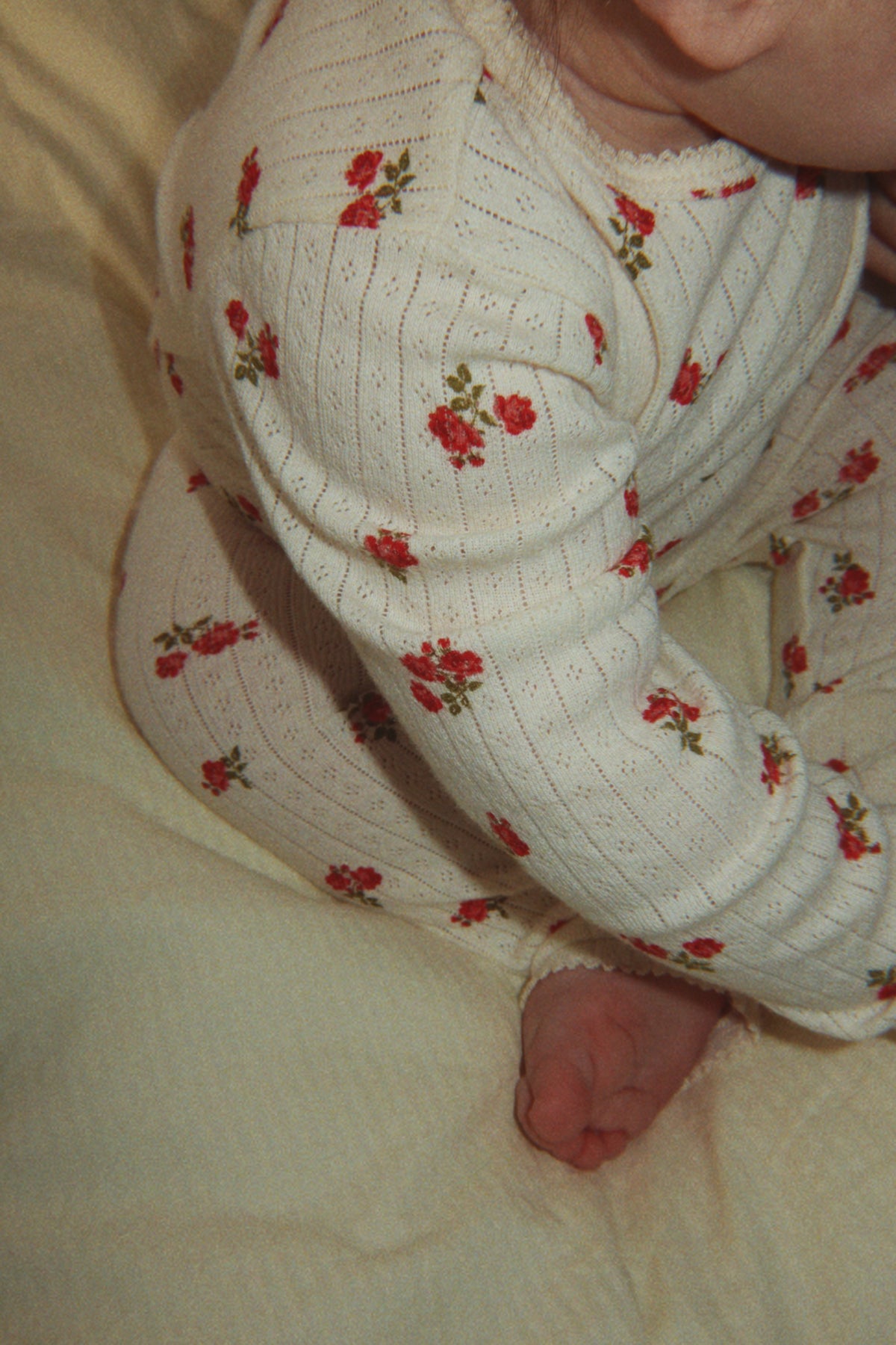 Minnie Pants – Rosa Rouge – Pantalon bébé doux fleuri – Coton bio GOTS – Konges Sløjd