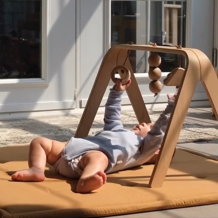 NAHO speelboog met houten speelgoed - Baby gym - Charlie Crane - productfoto - afbeelding 3
