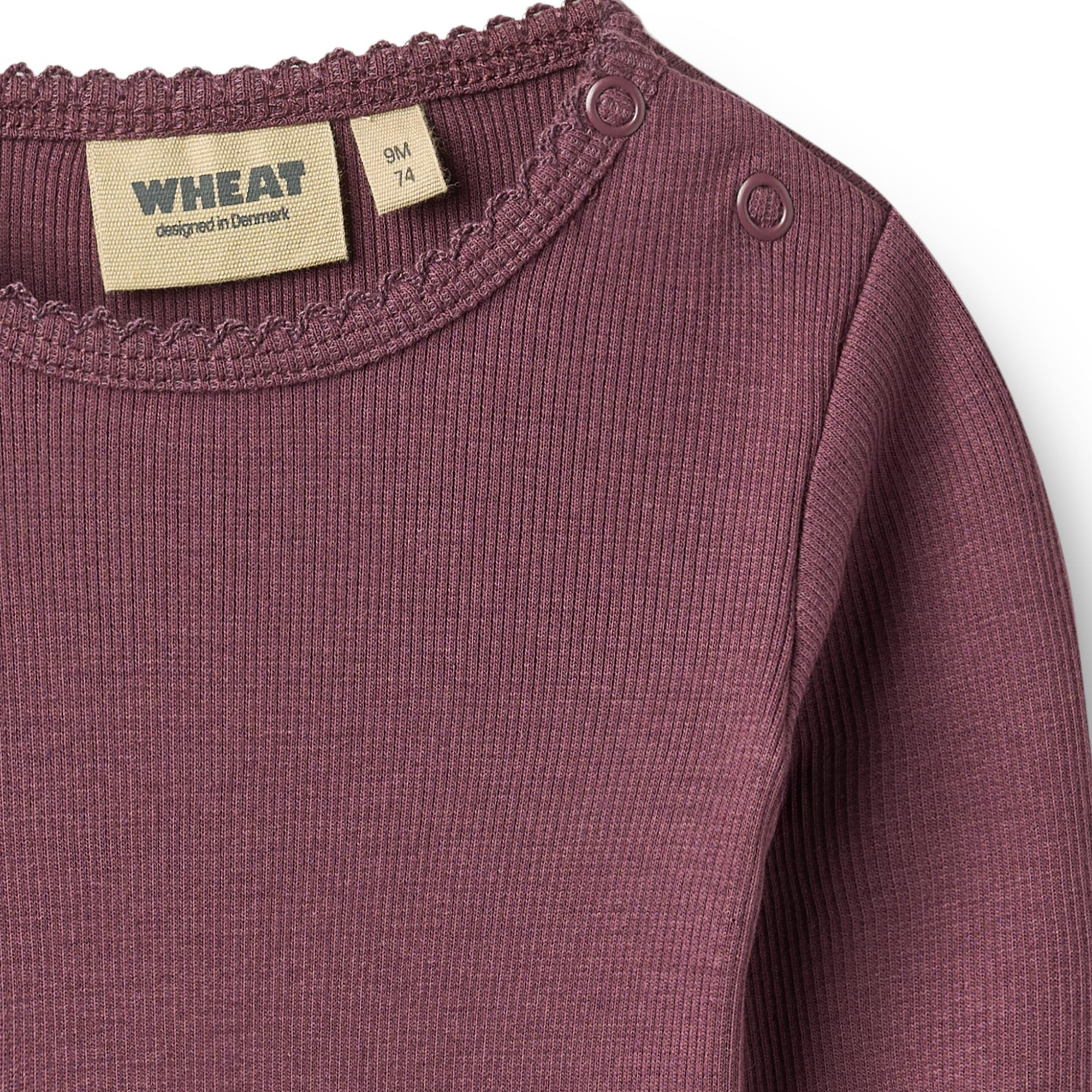 Romper met lange mouwen en frill details - Eggplant - Biologisch katoen - Wheat close up