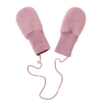 Wantjes met touw – Wol fleece – Engel Natur: paar roze wantjes verbonden met een touw.