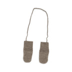 Wantjes met touw – Wol fleece – Engel Natur: paar grijsbruine wantjes verbonden met een touw.