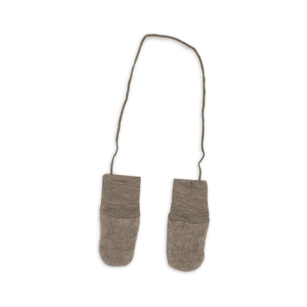 Wantjes met touw – Wol fleece – Engel Natur: paar grijsbruine wantjes verbonden met een touw.